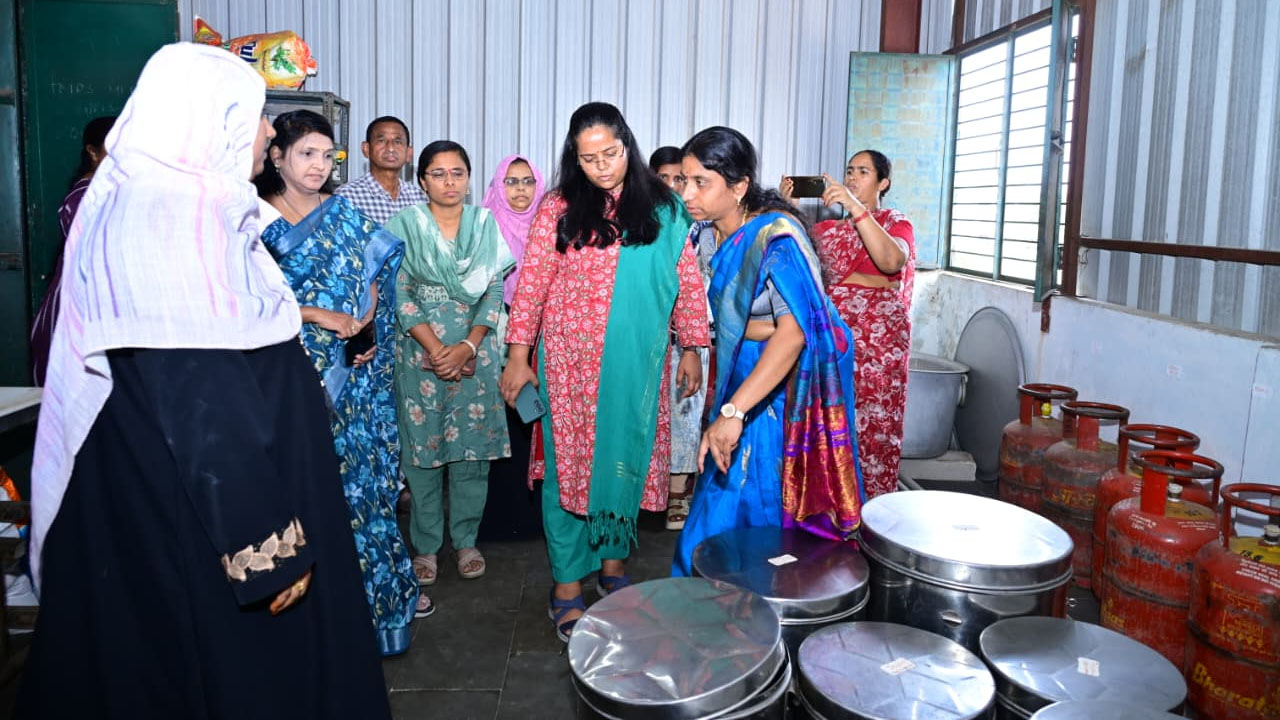 Collector Pratima Singh | పాఠశాలలో పారిశుద్ధ్యం, నాణ్యమైన భోజనంపై ప్రత్యేక దృష్టి సారించాలి : కలెక్టర్ ప్రతిమా సింగ్