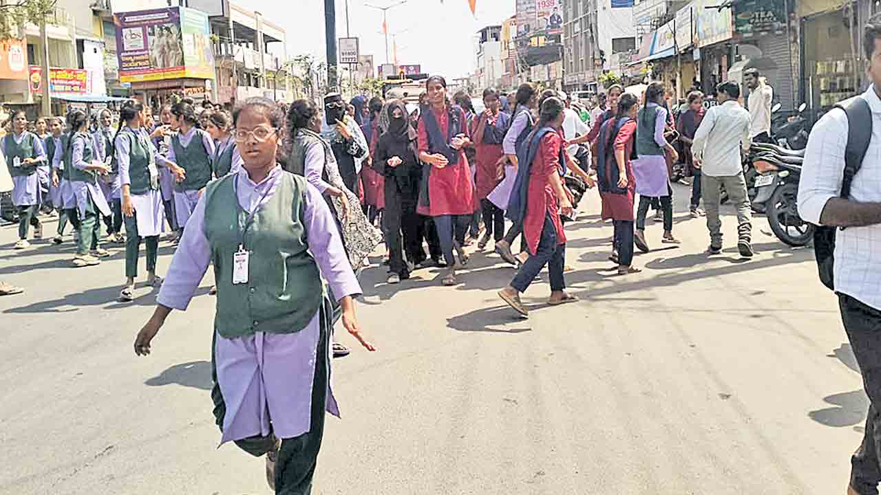 ఒక్కటే మరుగుదొడ్డి.. 120 మంది విద్యార్థినులు