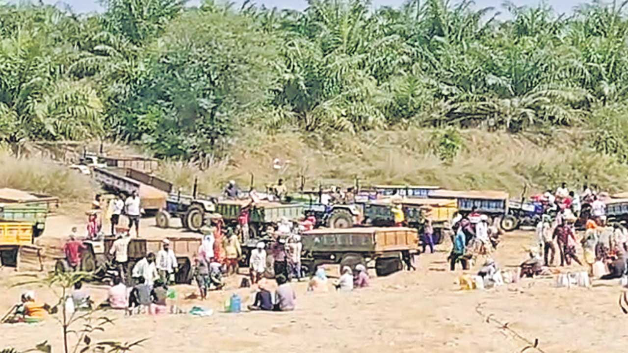 ఇసుక మాఫియా బరితెగింపు