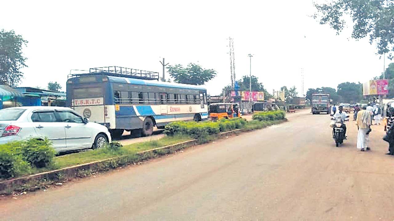 రద్దీ రోడ్డు.. విస్తరించేదెప్పుడో !