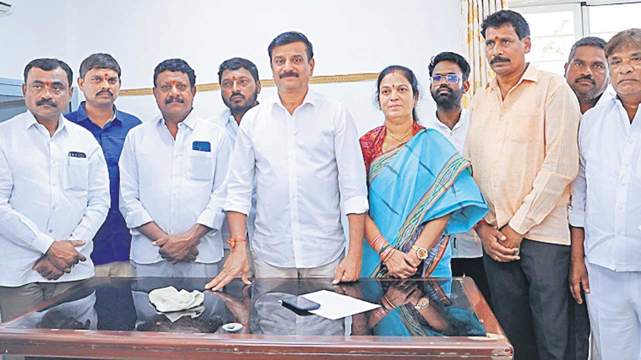 మంత్రిని బర్తరఫ్‌ చేయాలి