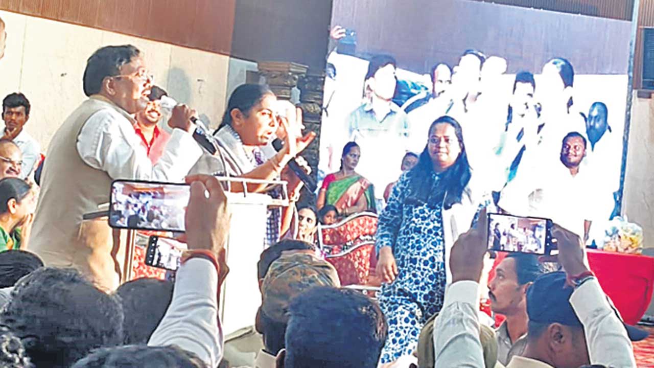 మంత్రికి చుక్కెదురు