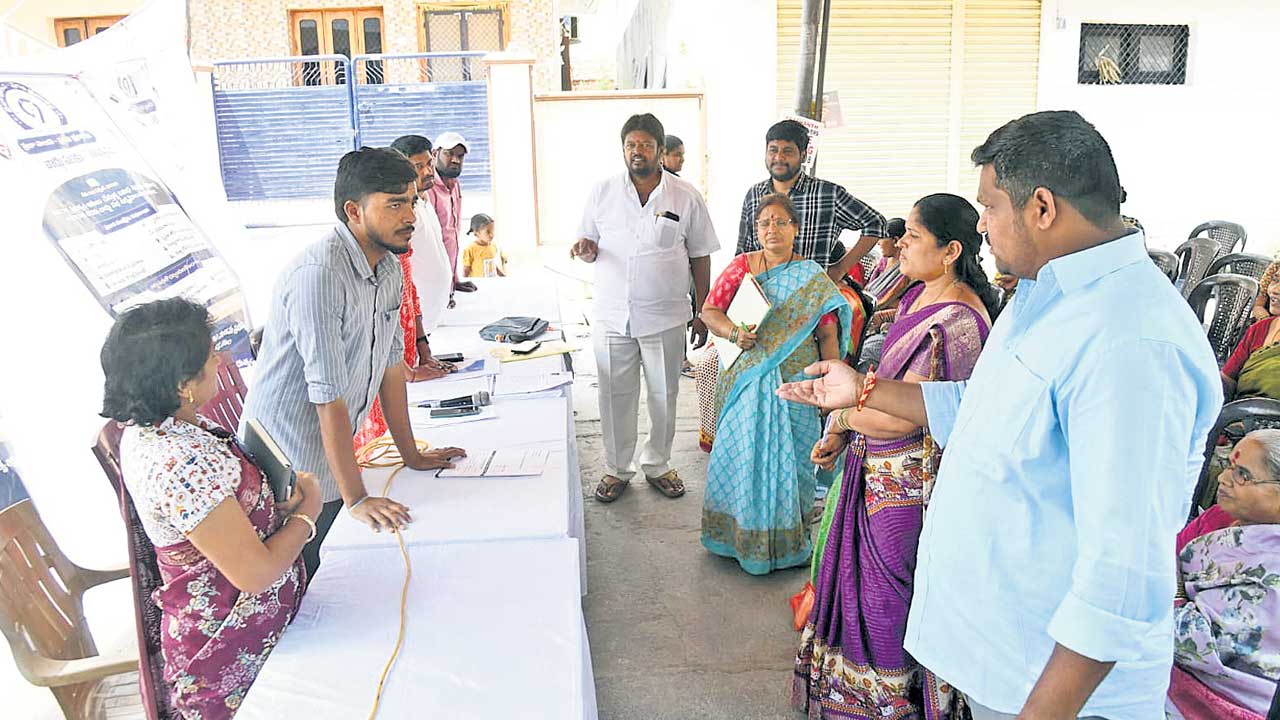 నిలదీతలు.. ప్రశ్నల వర్షం