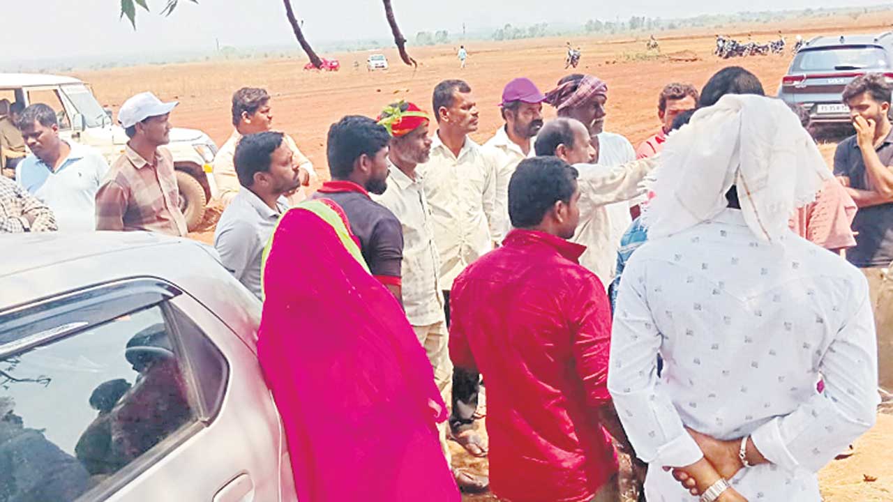 మళ్లీ ‘నిమ్జ్‌’లో పనులు అడ్డుకున్న గిరిజనులు