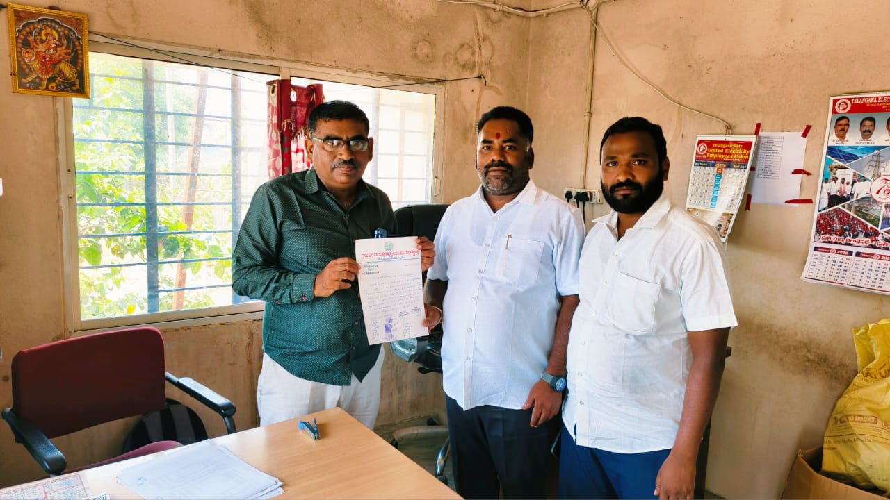 Power Issues | విద్యుత్ సమస్యలను పరిష్కరించాలని ఏఈకి వినతి