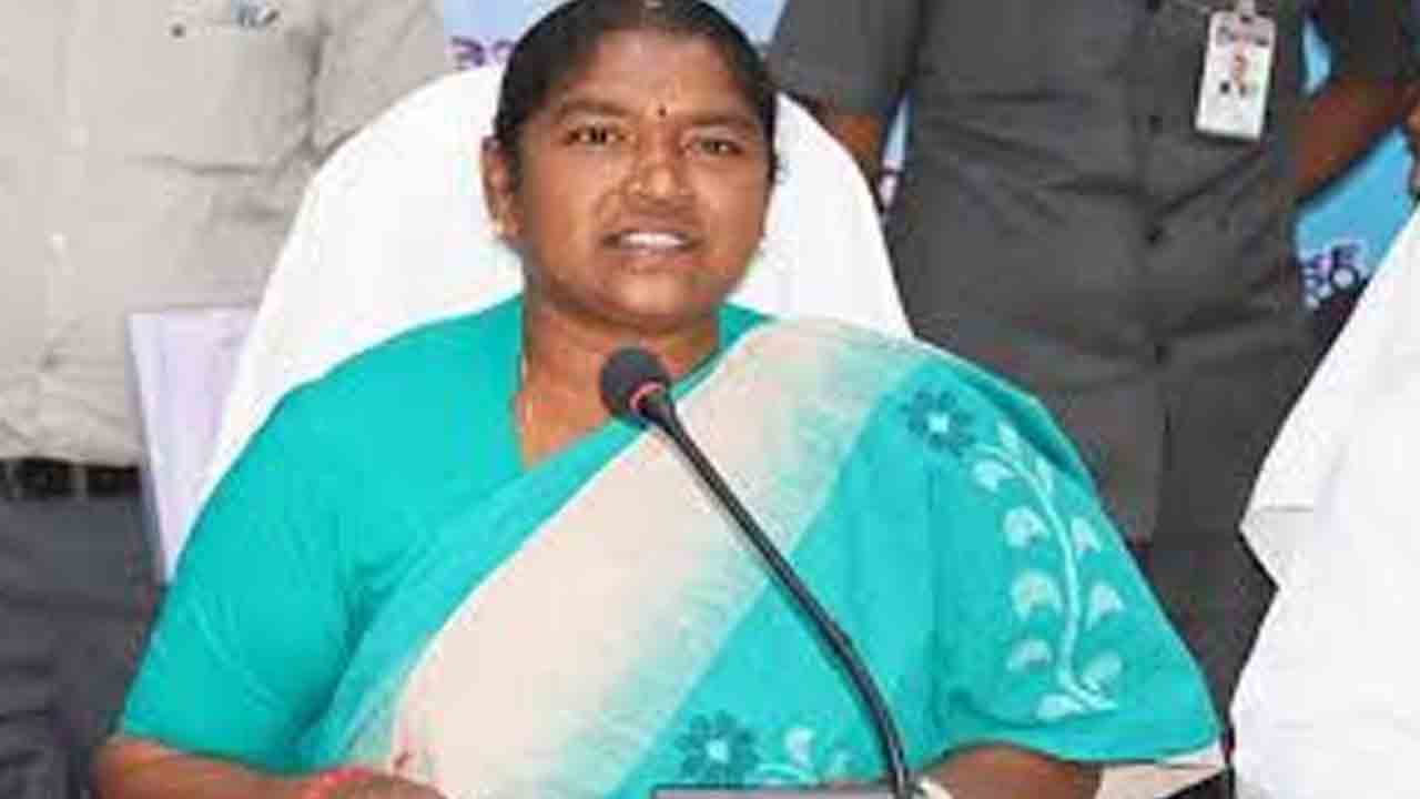 కొనుగోలు కేంద్రాల్లో మహిళా సంఘాలకు పెద్దపీట.. సీతక్క