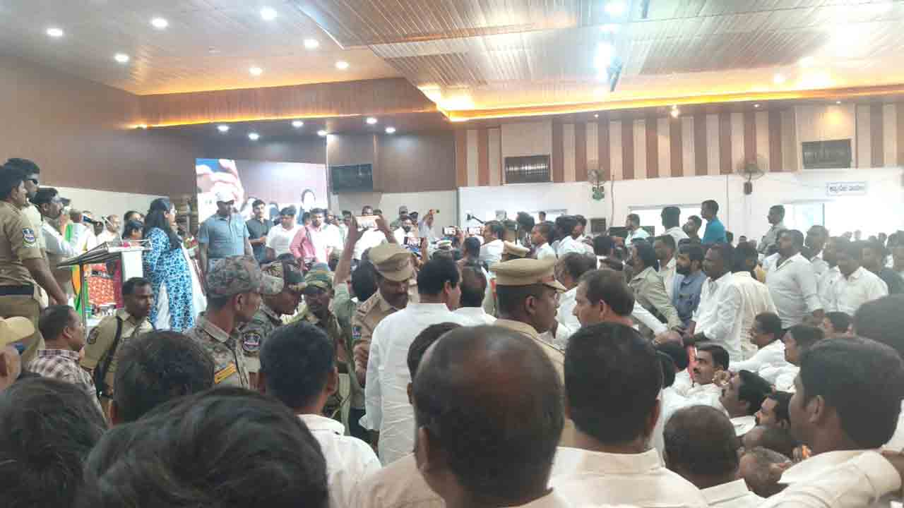 Minister Vivek Venkataswamy | కాళేశ్వరంపై కామెంట్స్‌.. మంత్రి వివేక్ వెంకటస్వామిని నిలదీసిన ప్రజలు