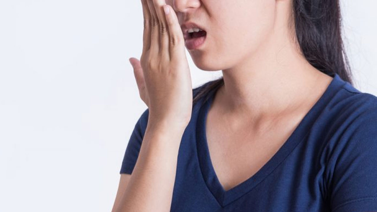 Health tips | నోటి దుర్వాసనతో నలుగురిలో ఇబ్బందిగా ఉందా.. అయితే రోజూ ఉదయాన్నే ఈ పని చేయండి..!