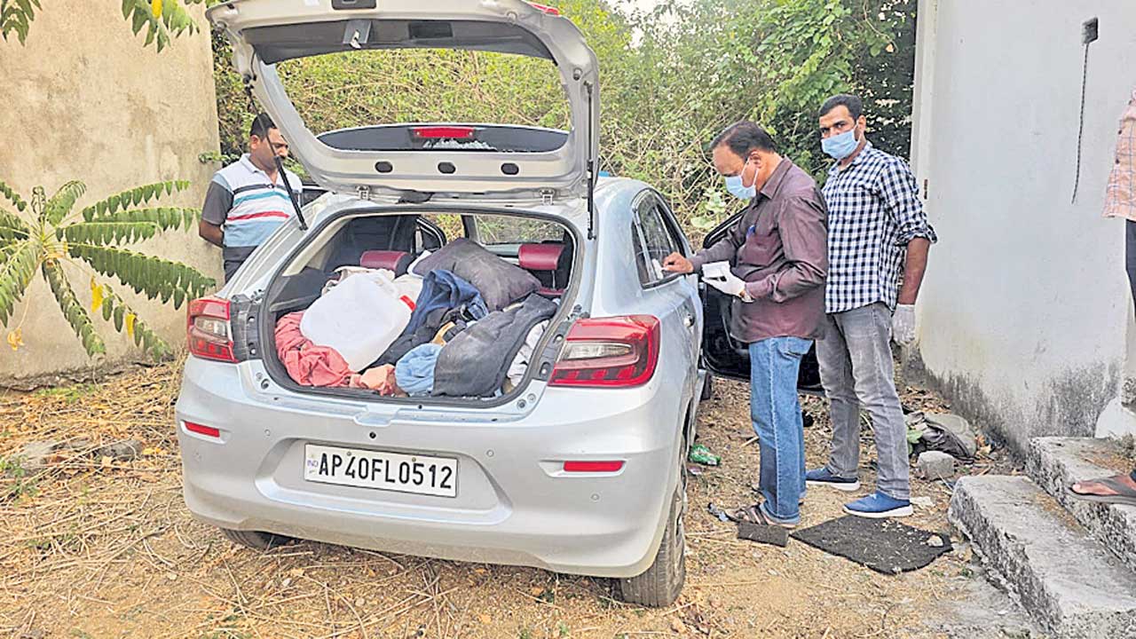 ఏటీఎంలో చోరీ.. నిందితులు పరారీ