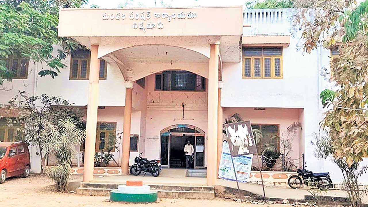 నామినేషన్‌ డిపాజిట్లు ఎప్పుడిస్తరు సారూ..