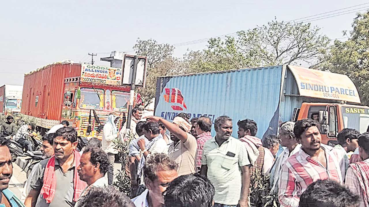 మిల్లర్లతో రైతుల ఘర్షణ