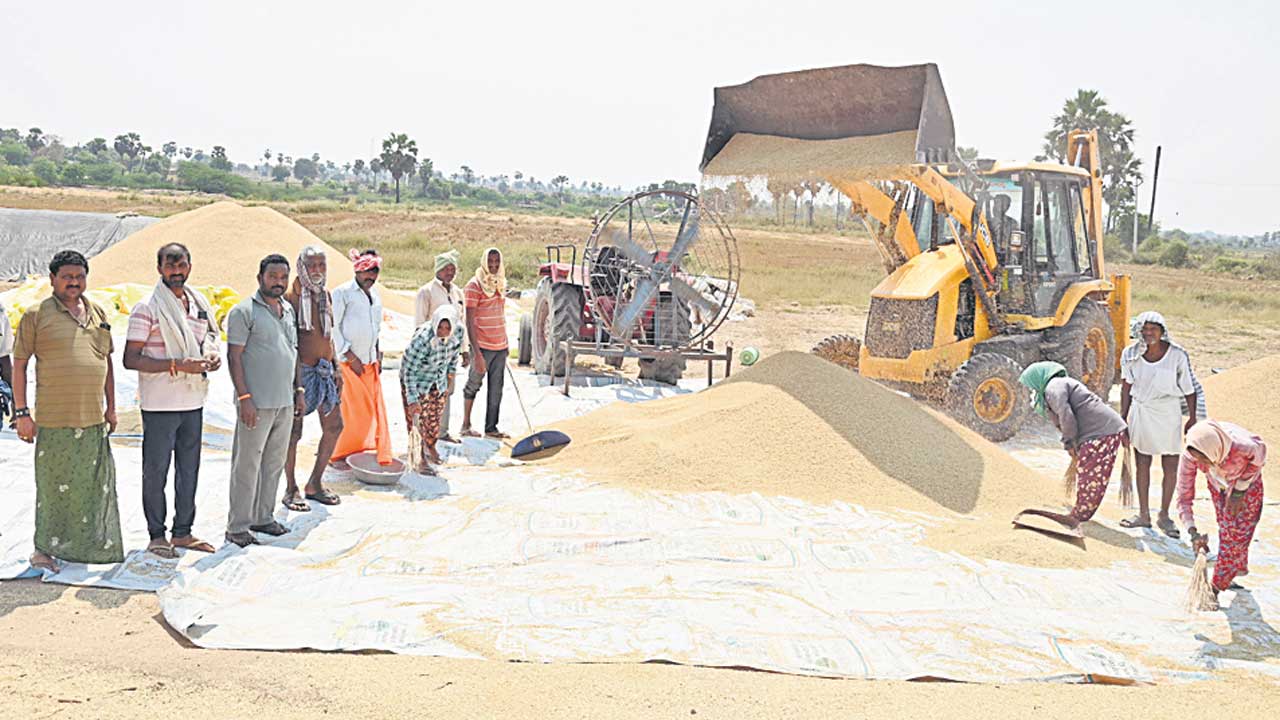 కొర్రీలు.. కోతలతో రైతుల పరేషాన్‌!