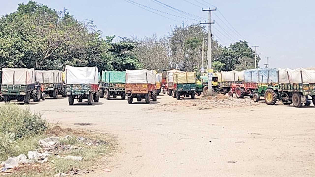 సిండికేటుగాళ్లతో రైతులు లబోదిబో!