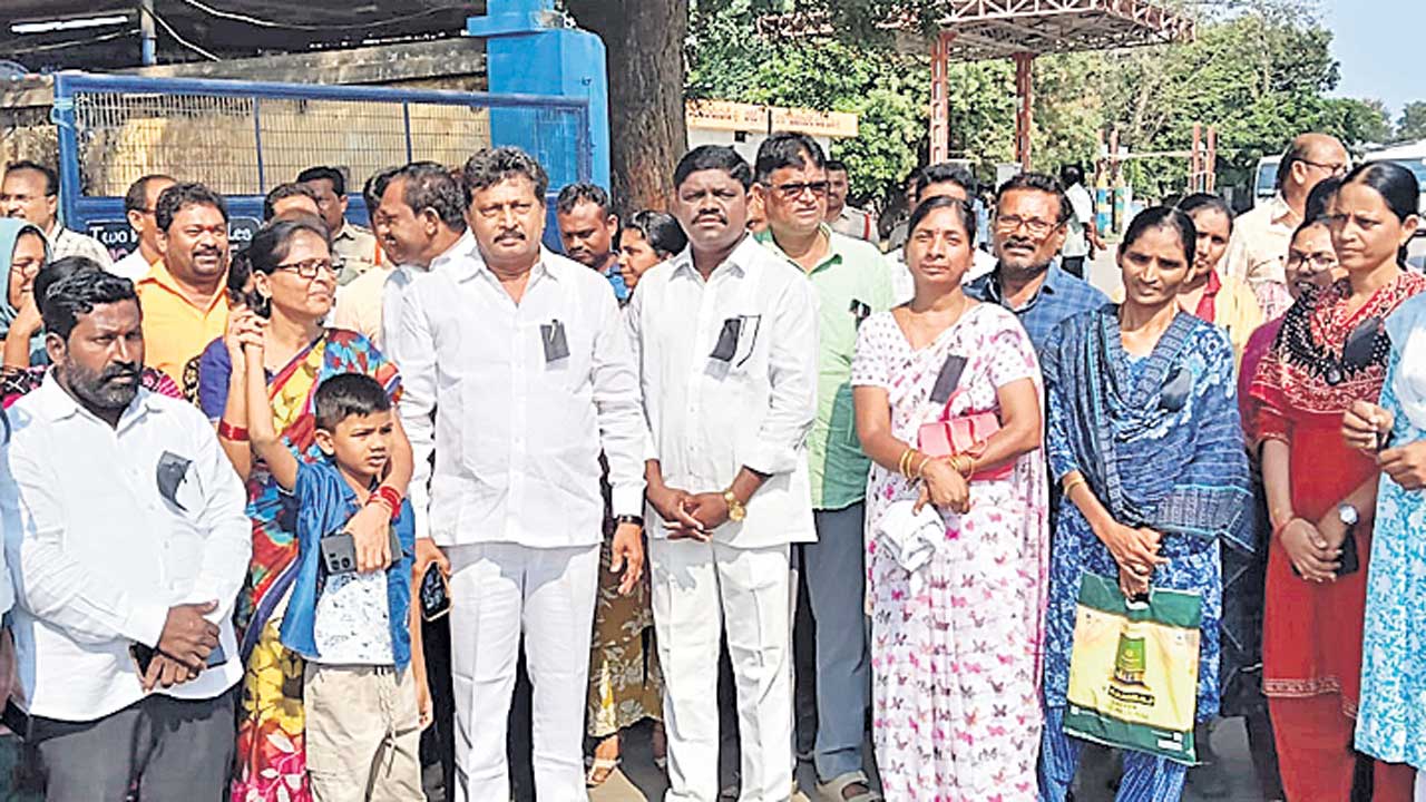 మూడో రోజు కదలని బస్సులు