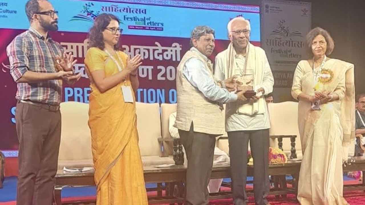 కేంద్ర సాహిత్య పురస్కారం అందుకున్న నందిని సిధారెడ్డి