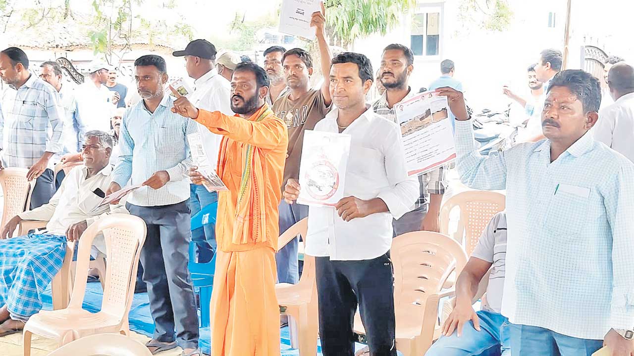 నిరసనలు.. నిలదీతలు