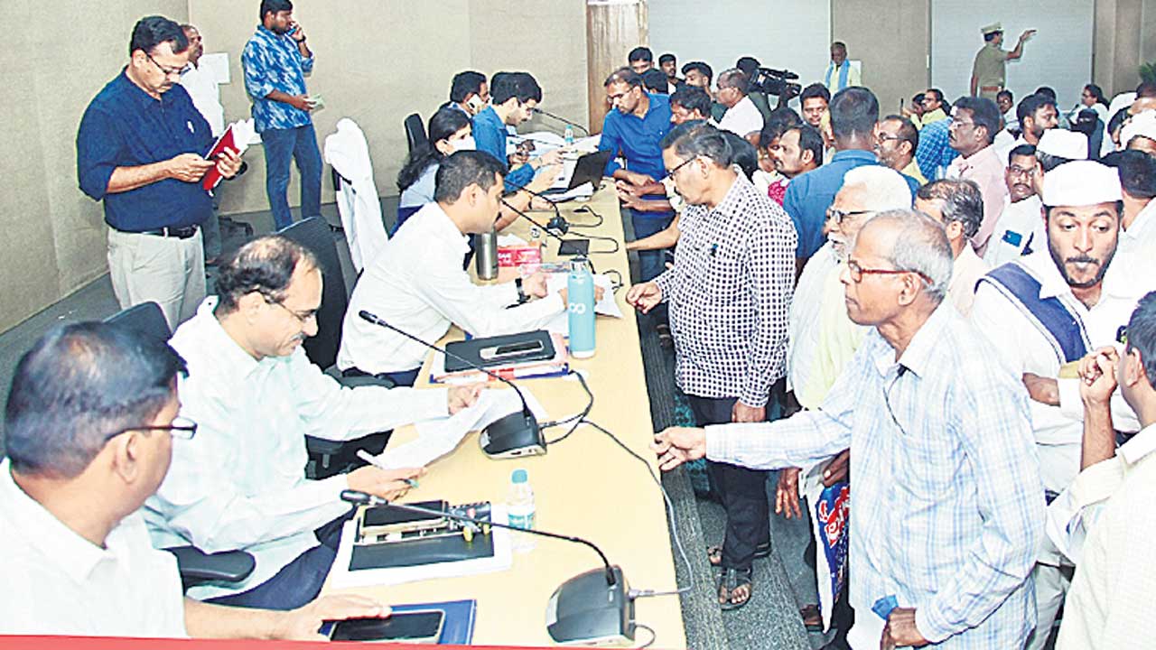 కిటకిటలాడిన ప్రజావాణి