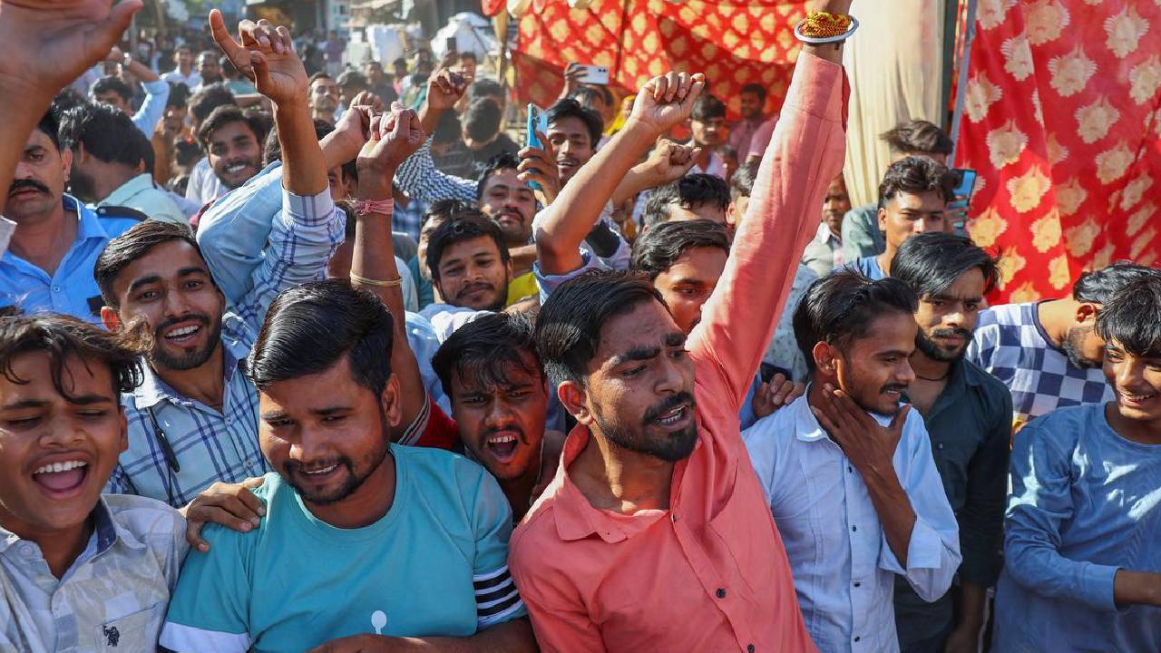 Noida Protests | వేతనాలు పెంచేందుకు యూపీ ప్రభుత్వ అంగీకారం.. కనీస వేతనం నెలకు రూ.13,690