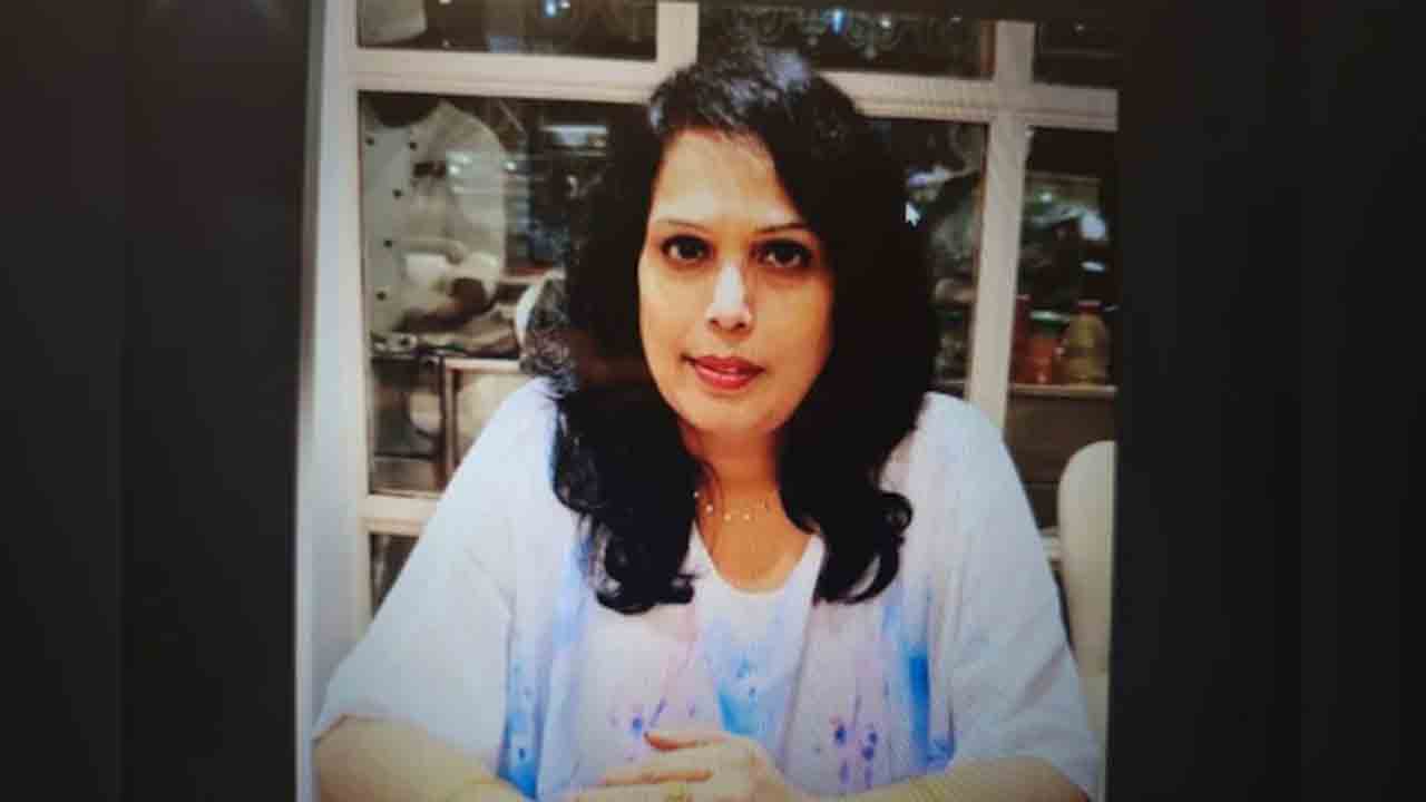 IAS Officer Cheats Man | దివ్యాంగ వ్యక్తిని రూ.95 లక్షలకు మోసగించిన ఐఏఎస్‌   అధికారిణి.. చంపుతానంటూ బెదిరింపులు