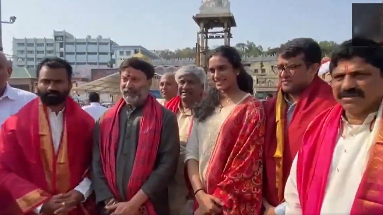 PV Sindhu | తిరుమల శ్రీవారిని దర్శించుకున్న బ్యాడ్మింటన్‌ స్టార్‌ పీవీ సింధు.. Video