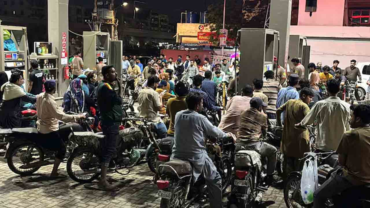 పాక్‌లో లీటర్‌ పెట్రోల్‌ రూ 458!