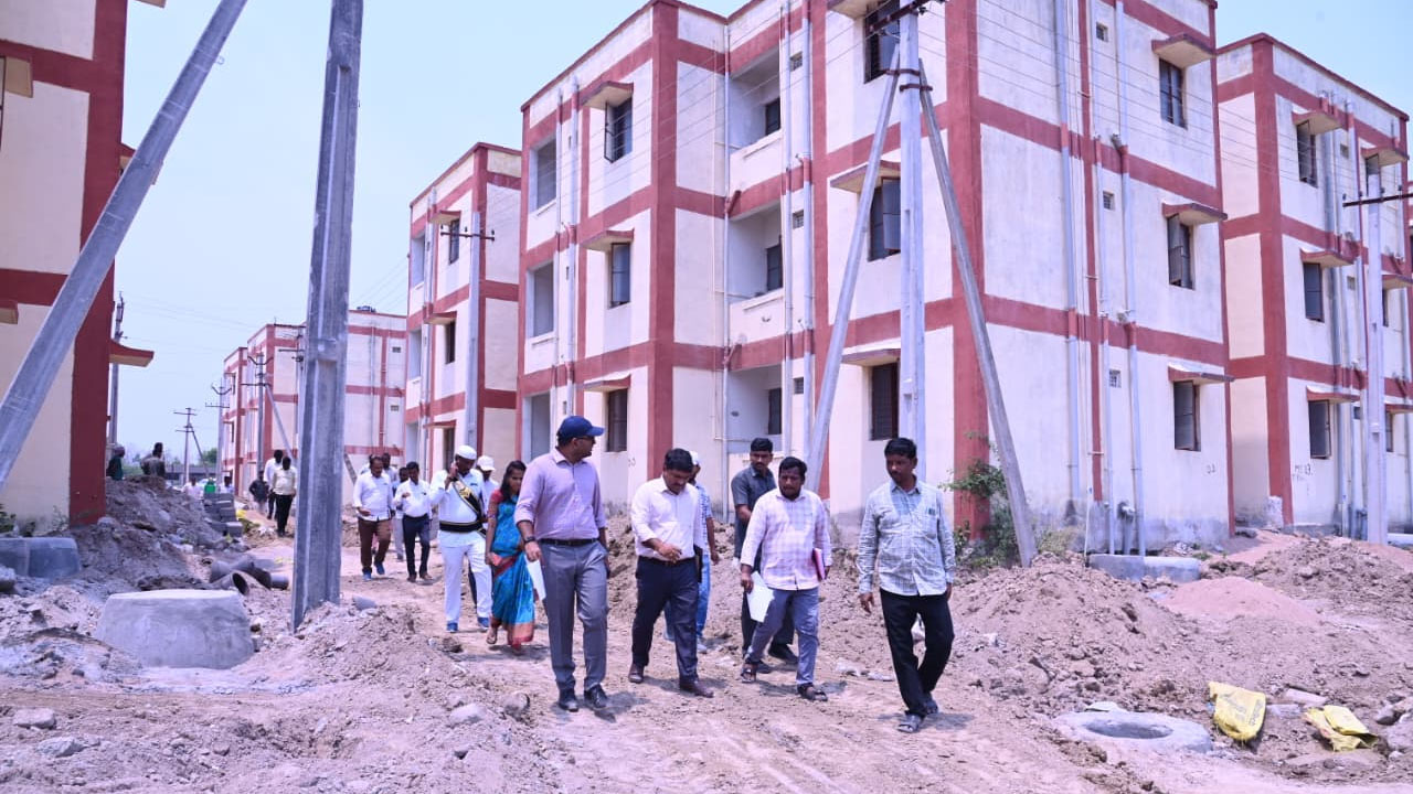 Collector Koya Sri Harsha | డబుల్ బెడ్ రూమ్ ఇళ్లను నెలాఖరులోగా లబ్ధిదారులకు అందించాలి