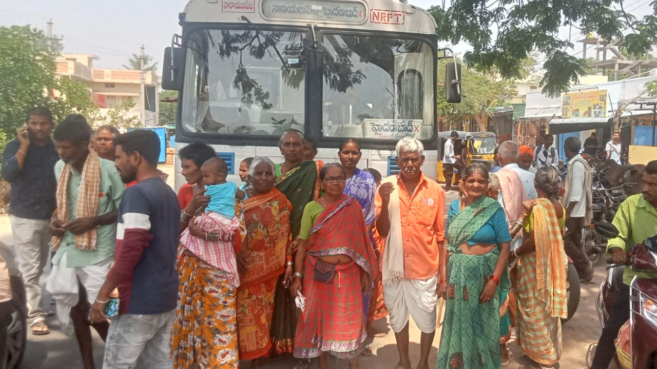 Pensioners Road Block | పింఛన్ డబ్బుల కోసం వృద్ధుల రాస్తారోకో.. నిలిచిపోయిన ట్రాఫిక్‌