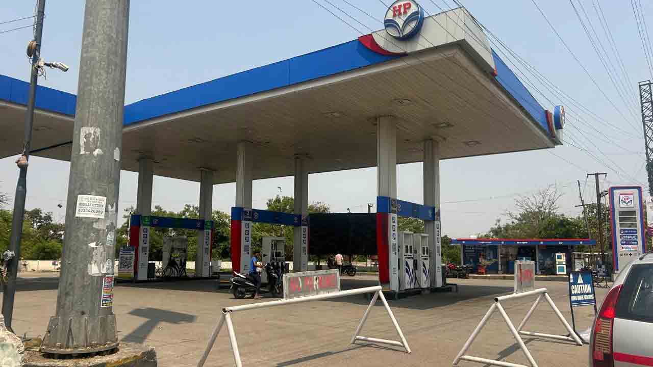 Petrol Bunks | నగదు చెల్లించినా పెట్రోల్ బంకులకు అందని సరఫరా.. చమురు కంపెనీల తీరుతో పెట్రోల్ కష్టాలు