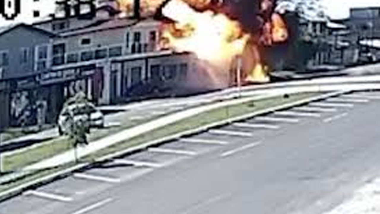 Plane crash | రెస్టారెంట్‌లోకి దూసుకెళ్లిన విమానం.. నలుగురు దుర్మరణం