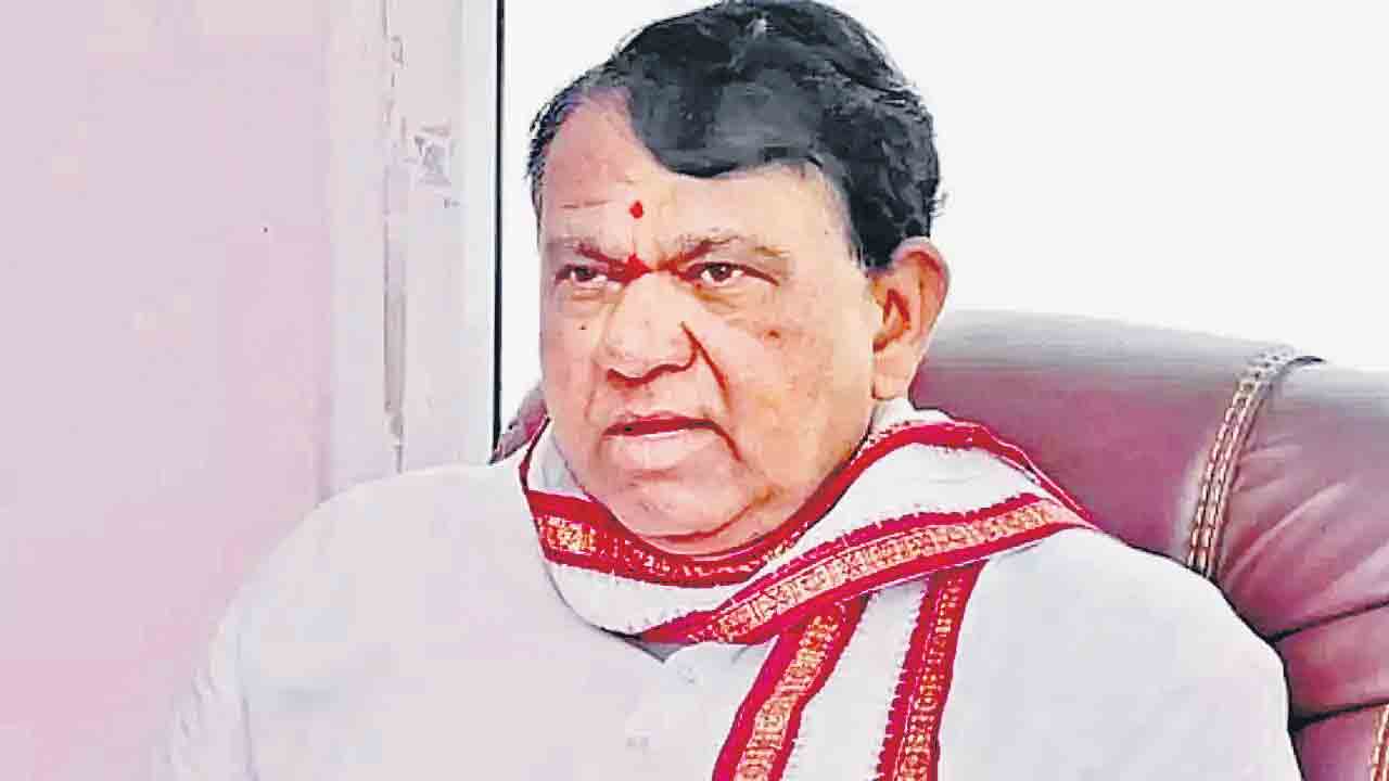 ఎమ్మెల్యేలు ఫోన్‌ చేస్తే ఎత్తరా?.. కాంగ్రెస్‌ సర్కార్‌లోఎమ్మెల్యేలకు విలువలేదా? : పోచారం శ్రీనివాసరెడ్డి