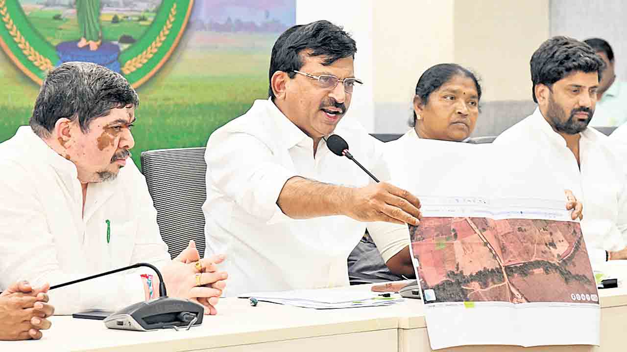 బీఆర్‌ఎస్‌ది భూ రక్షణ.. కాంగ్రెస్‌ది భక్షణ