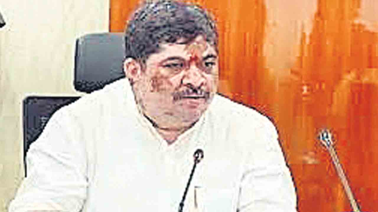 రోడ్డు ప్రమాద బాధితుడిని రక్షిస్తే 25 వేలు ఇస్తాం: పొన్నం