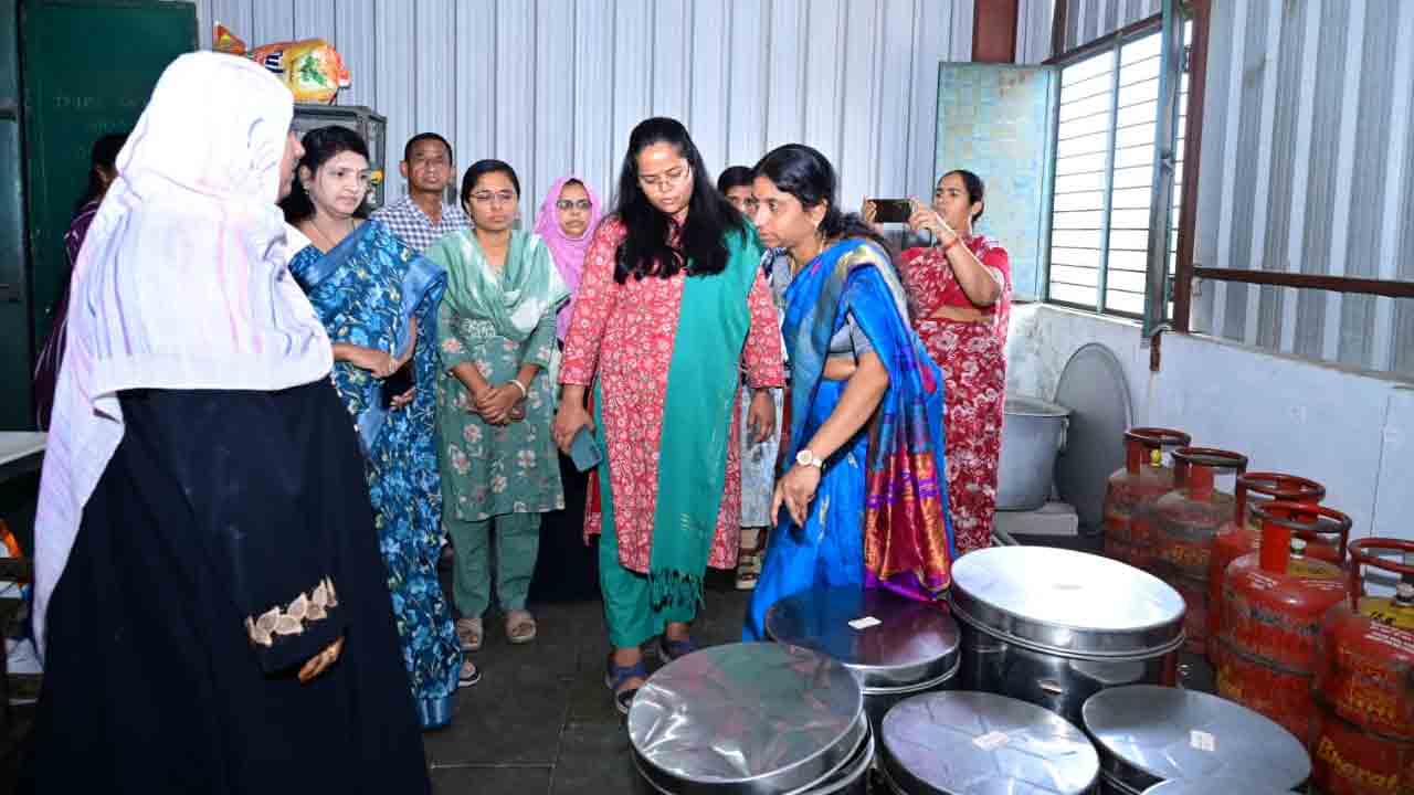 Pratima Singh | పాఠశాలల్లో పారిశుద్ధ్యం, నాణ్యమైన భోజనంపై ప్రత్యేక దృష్టి పెట్టాలి : కలెక్టర్ ప్రతిమా సింగ్