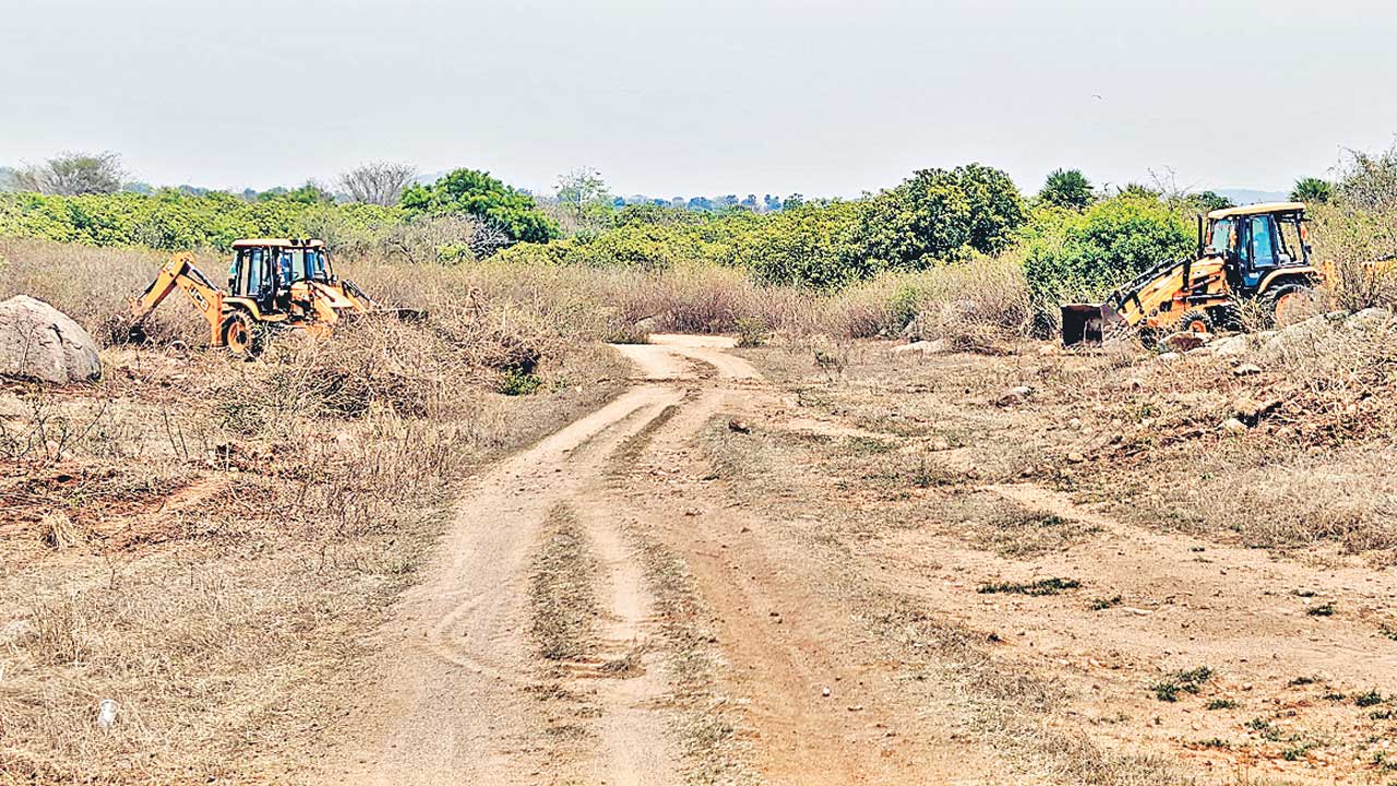ఫార్మా భూముల్లో బుల్డోజర్ల జోరు