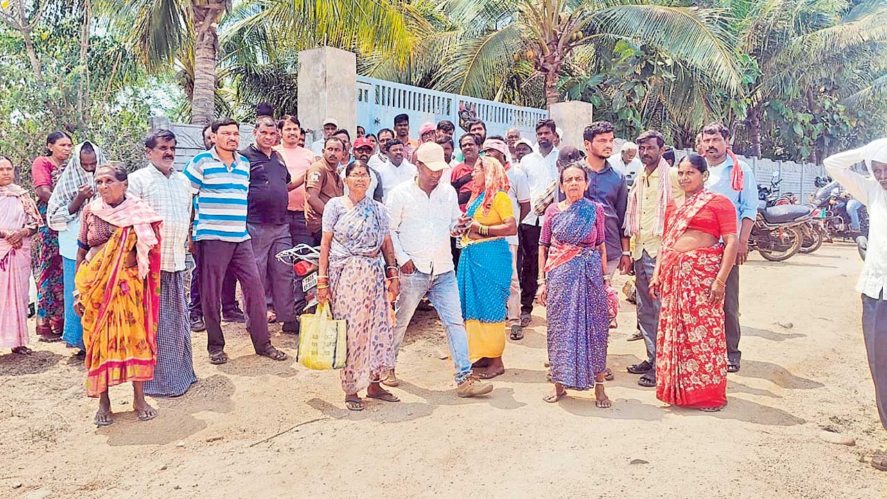మొండిగౌరెల్లిలో సర్వేను అడ్డుకున్న రైతులు