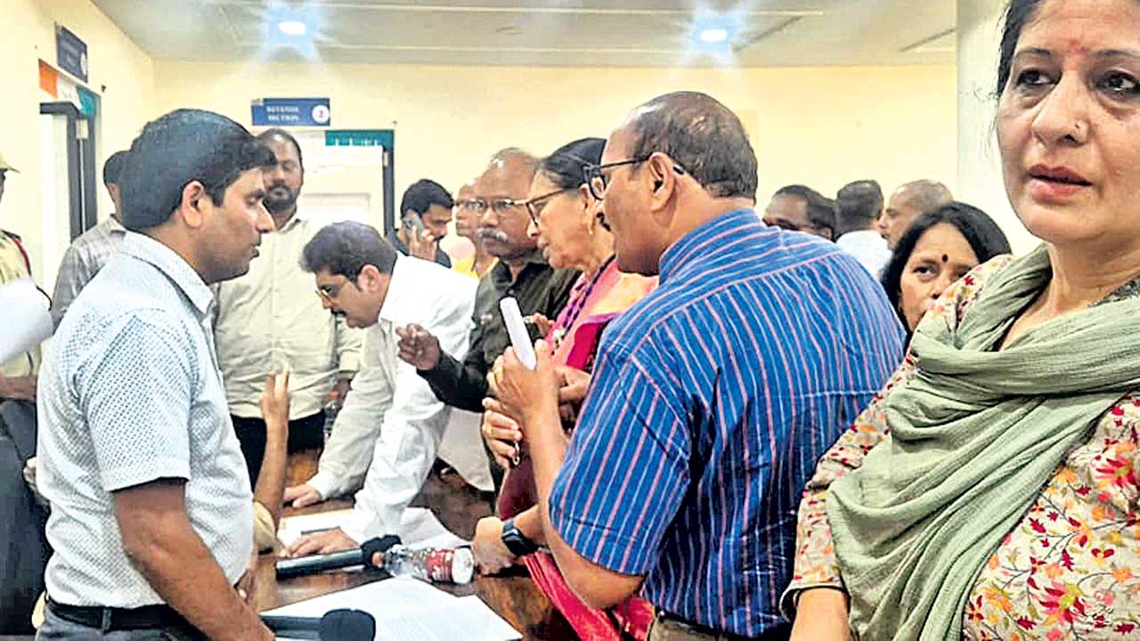 ఇండ్లు ఖాళీ చేయం