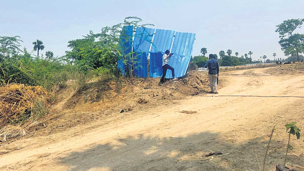 రెండు రోజుల్లో తీసేయండి.. లేకుంటే మేమే తొలగిస్తాం