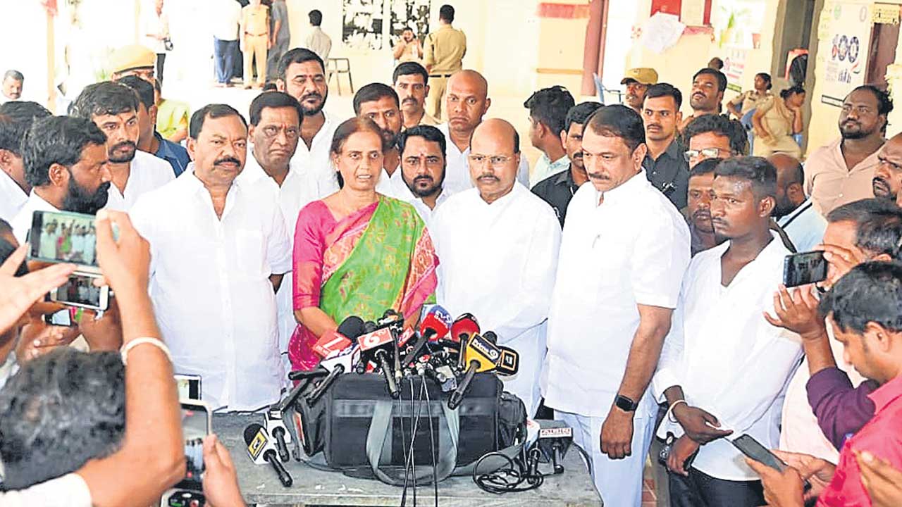 అథికార పార్టీ కుట్రలను తిప్పికొట్టి.. ప్రజాస్వామ్యాన్ని కాపాడారు