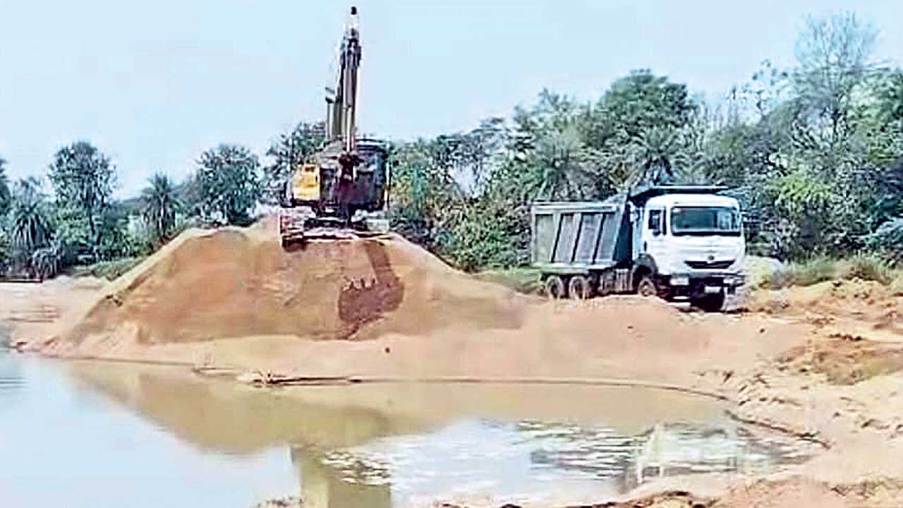 ఇసుక మాఫియా బరితెగింపు