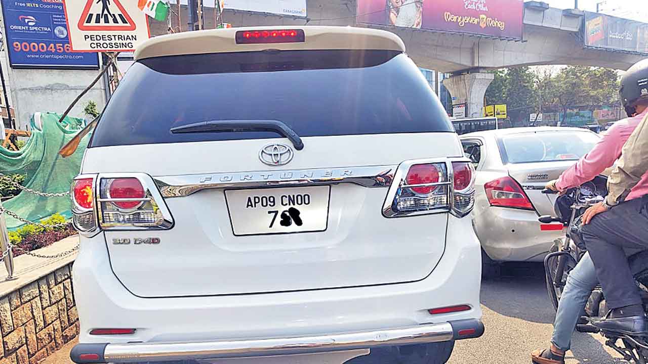 నంబర్‌ ప్లేట్‌ మారిస్తే వేటే!