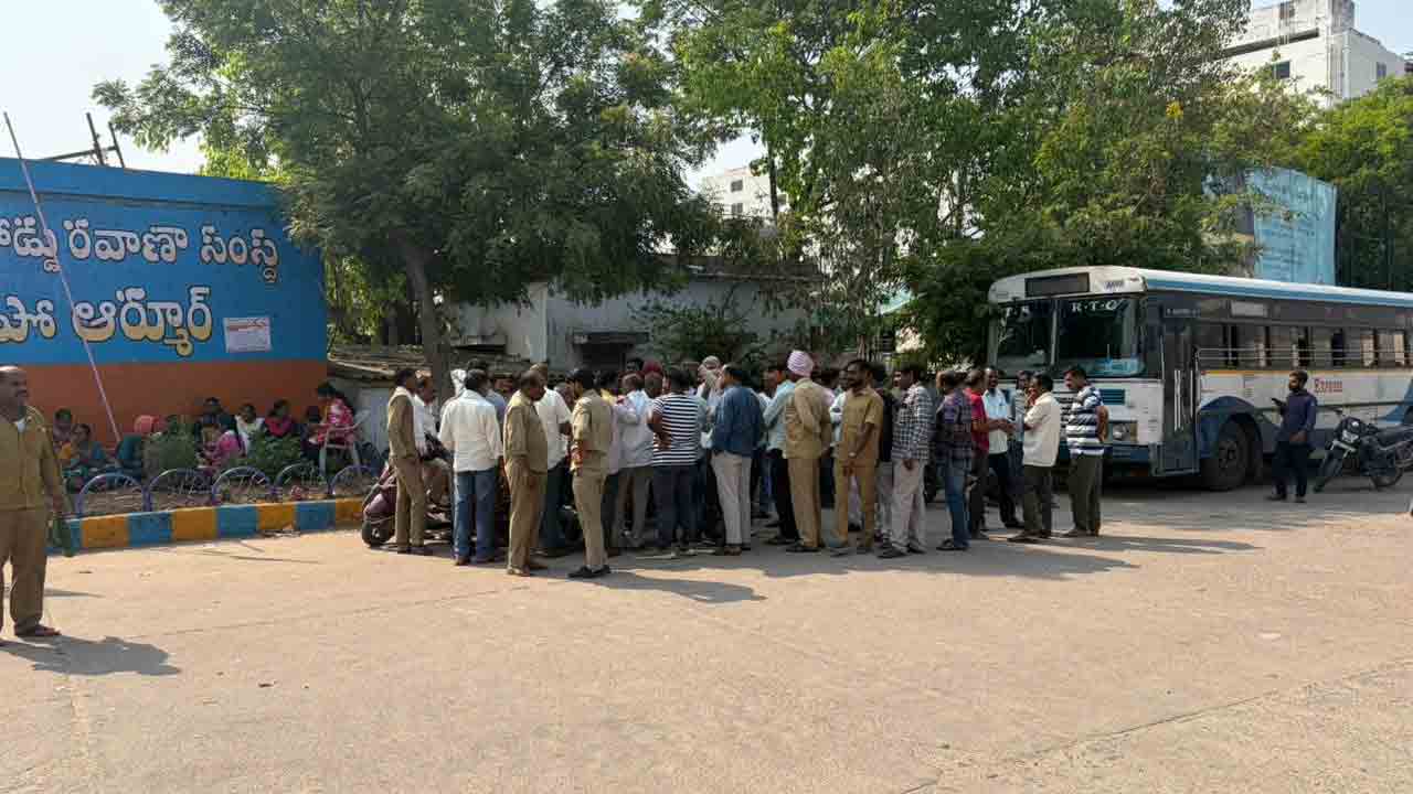 RTC Strike | సమ్మె ఎఫెక్ట్‌.. ఆర్మూర్‌లో డిపోల్లోనే నిలిచిపోయిన బస్సులు