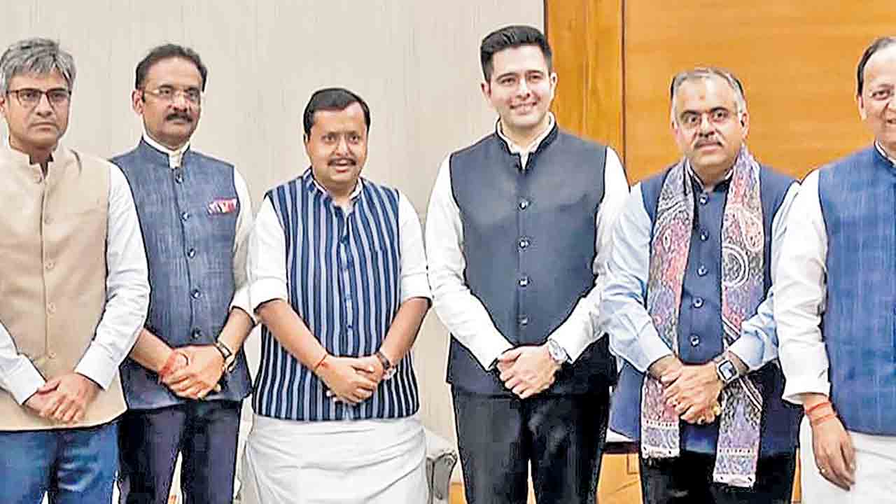 ఆప్‌ రెబెల్‌ ఎంపీలపై అనర్హత కత్తి!