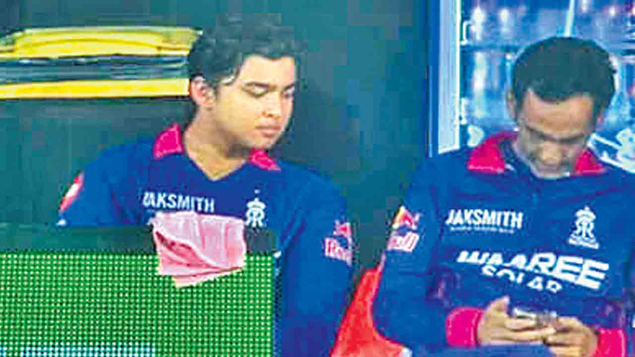 డగౌట్‌లో సెల్‌ఫోన్‌తో.. వివాదంలో రాయల్స్‌ మేనేజర్‌ బిందర్‌