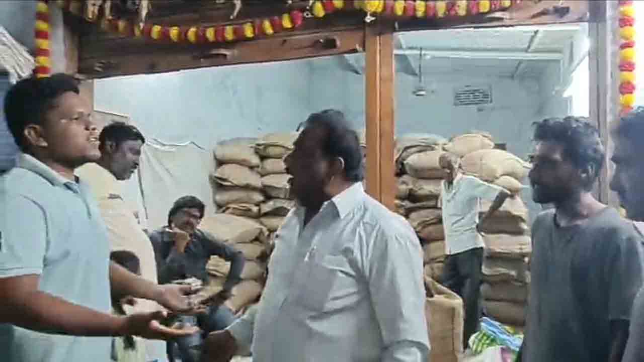 Ration Rice | 72 కిలోలకు 4 కిలోలు తగ్గింది.. రేషన్ డీలర్‌ను నిలదీసిన లబ్ధిదారులు.. వీడియో