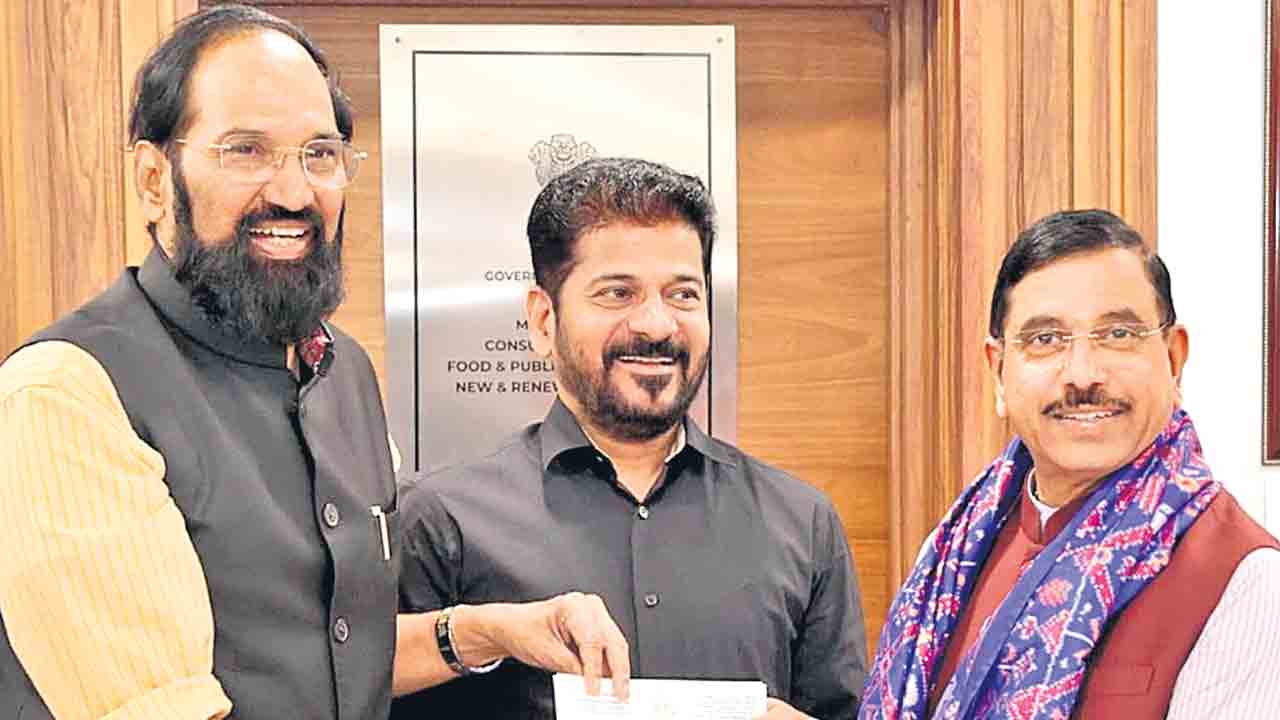 30 లక్షల టన్నుల బాయిల్డ్‌ రైస్‌ సేకరించండి.. కేంద్ర మంత్రి ప్రహ్లాద్‌ జోషికి రేవంత్‌రెడ్డి, ఉత్తమ్‌ వినతి