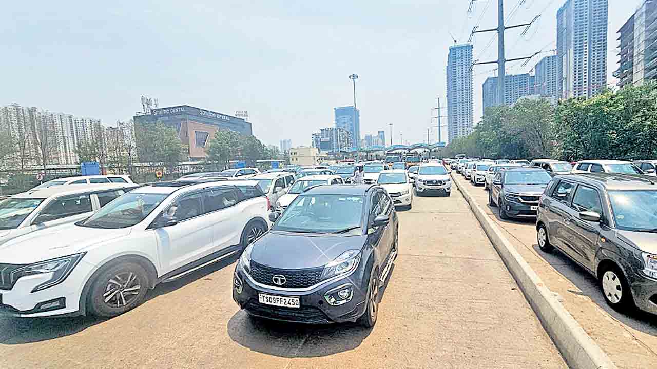 సీఎం తీరుపై హారన్‌తో నిరసన.. పోలీసుల తీరుపై ప్రజల ఆగ్రహం