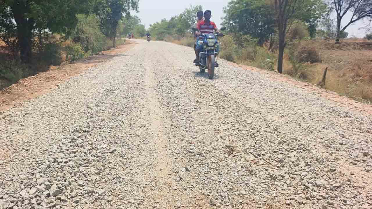 Road Construction | కాంగ్రెస్ నాయకులే రోడ్డు కాంట్రాక్ట్‌ పనులు చేపడితే.. నాకేం సంబంధం లేదంటున్న అధికారి..!