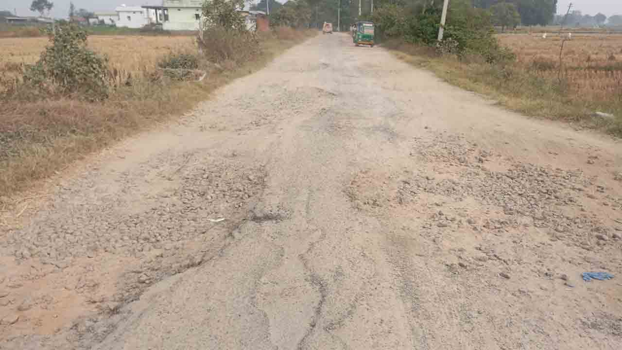 Roads | రోడ్డు భద్రతపై ఆర్అండ్‌బీ అధికారుల నిర్లక్ష్యం.. మారని రోడ్ల దుస్ధితి