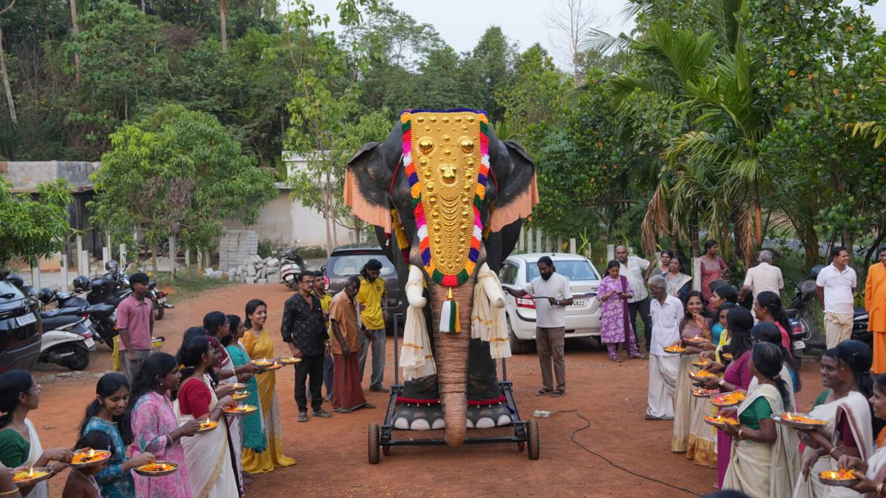 Robotic Elephant | త్రిసూర్‌ భద్రకాళీ ఆలయానికి బహుమతిగా రోబోటిక్‌ ఏనుగు.. Video