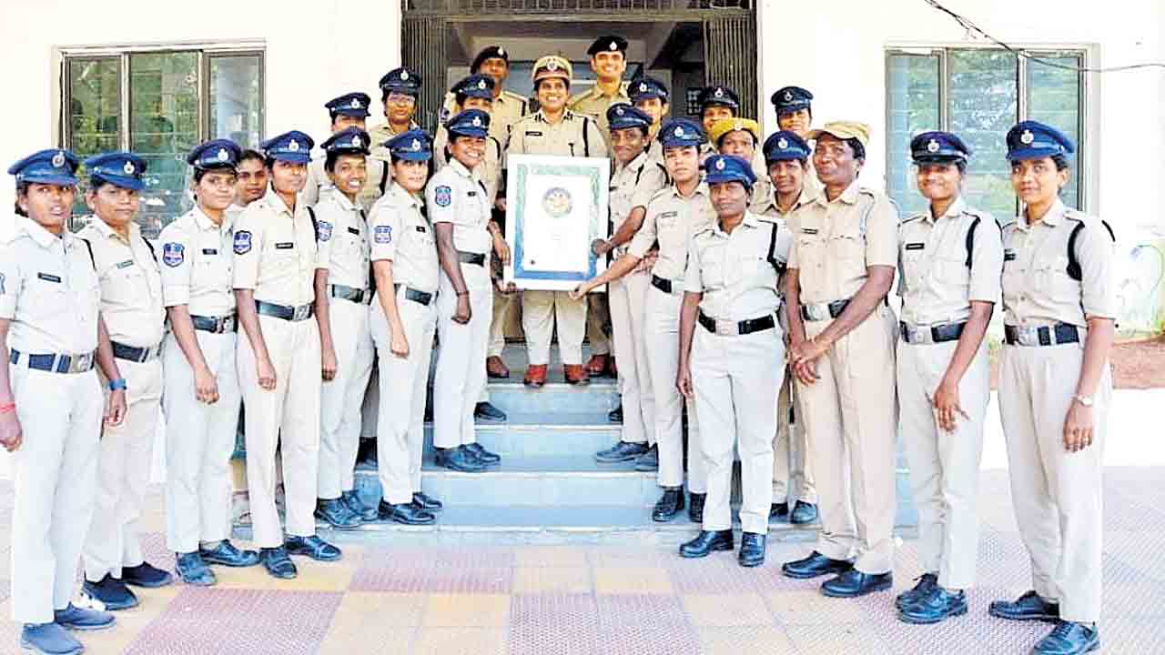 సమష్టి కృషి ఫలితమే స్కోచ్‌ అవార్డు.. సన్మాన వేడుకలో నిర్మల్‌ ఎస్పీ జానకీ షర్మిల